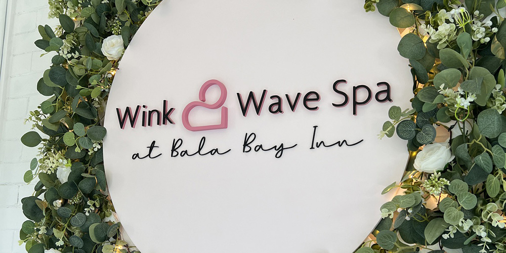 Wink and Wave Spa at the Bala Bay Inn sign